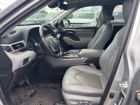 Used 2022 Toyota Highlander Platinum AWD/4WD image 3