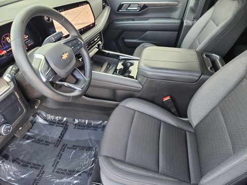 Used 2025 Chevrolet Suburban LS RWD image 4