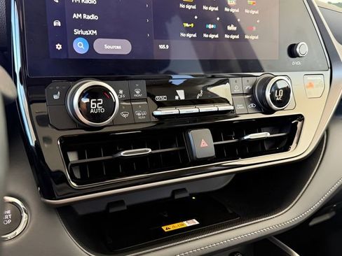 Used 2023 Toyota Highlander XLE image 45