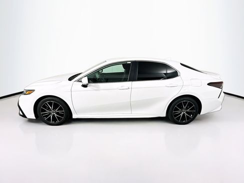 Used 2021 Toyota Camry SE image 4