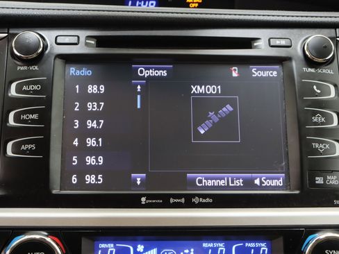 Used 2017 Toyota Highlander XLE AWD/4WD image 19