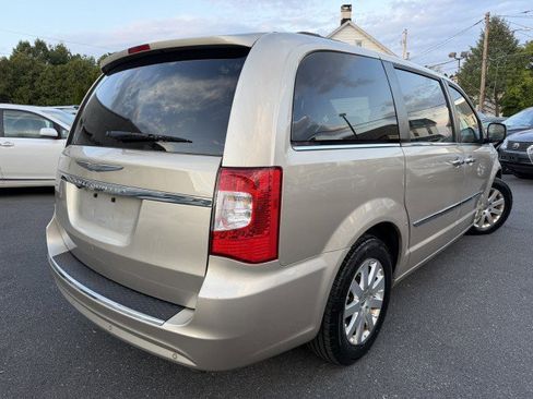 Used 2012 Chrysler Town & Country Touring-L w/ Entertainment Group #2 FWD image 8