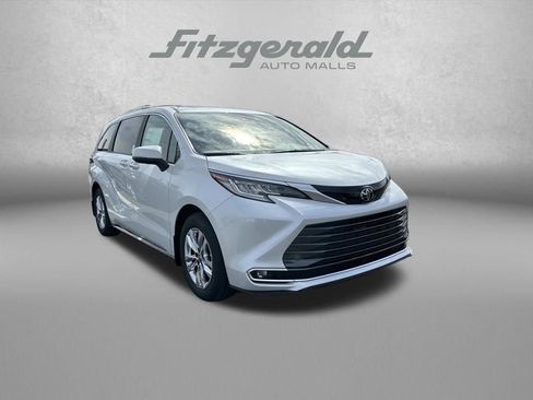 New 2026 Toyota Sienna Limited image 1