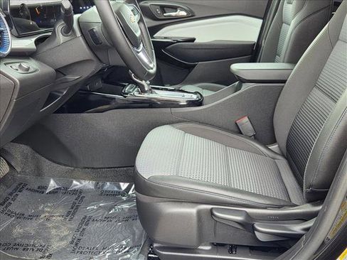 Used 2025 Chevrolet Trax LT w/ LT Convenience Package image 15