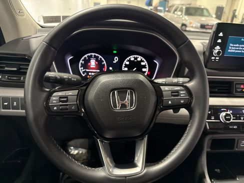 Used 2025 Honda Pilot Touring image 24