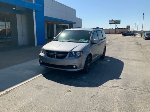 Used 2019 Dodge Grand Caravan GT image 2