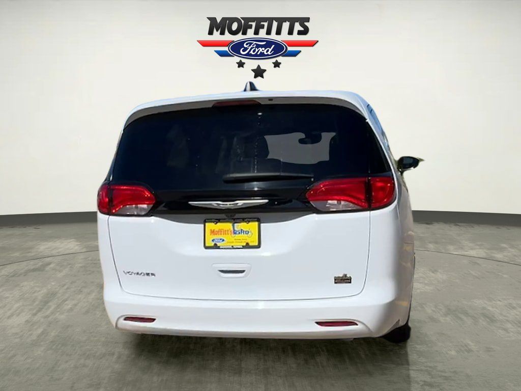 Used 2023 Chrysler Voyager LX FWD image 4