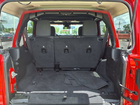 Used 2025 Jeep Wrangler Unlimited Sahara AWD/4WD image 12