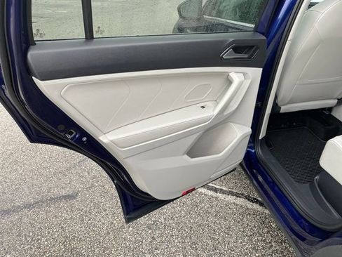 Used 2024 Volkswagen Tiguan SE w/ Panoramic Sunroof Package AWD/4WD image 12