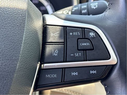 Used 2022 Toyota Highlander XLE AWD/4WD image 17