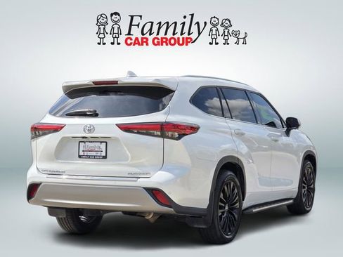 Used 2023 Toyota Highlander Platinum FWD image 4