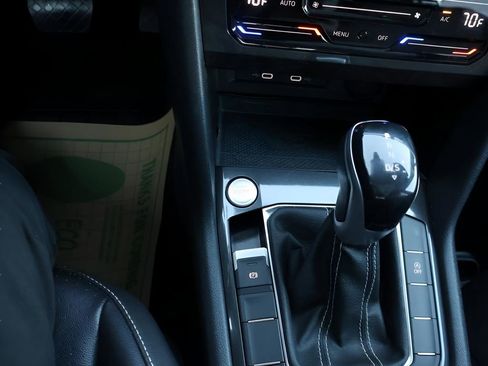 Used 2022 Volkswagen Tiguan SE w/ Panoramic Sunroof Package image 30