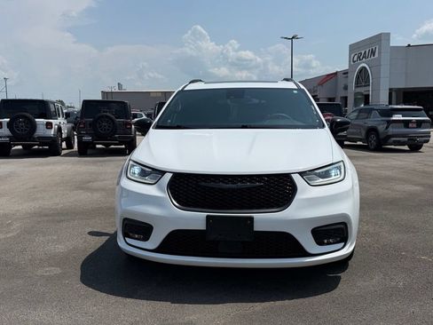 Used 2025 Chrysler Pacifica Limited FWD image 2