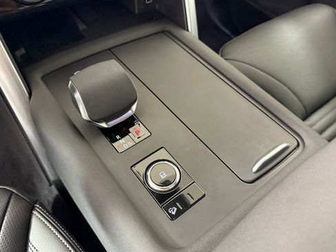Used 2025 Land Rover Discovery S AWD/4WD image 17