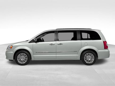 Used 2014 Chrysler Town & Country S FWD image 3