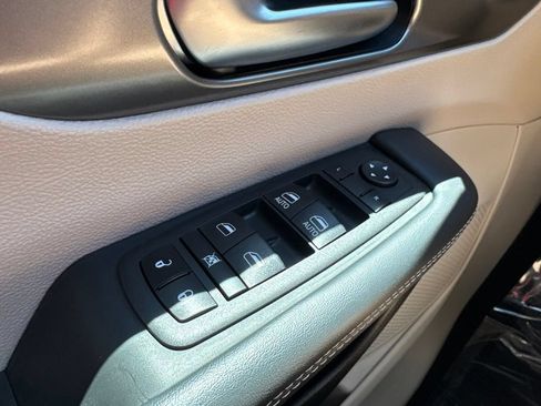 Certified 2023 Chrysler Pacifica Touring-L FWD image 10