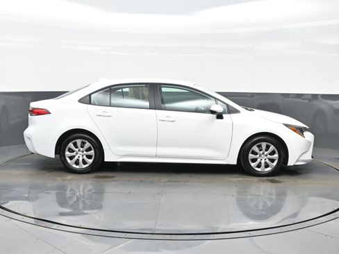 Used 2025 Toyota Corolla LE image 7