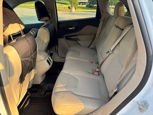 Used 2020 Jeep Cherokee Latitude FWD image 6
