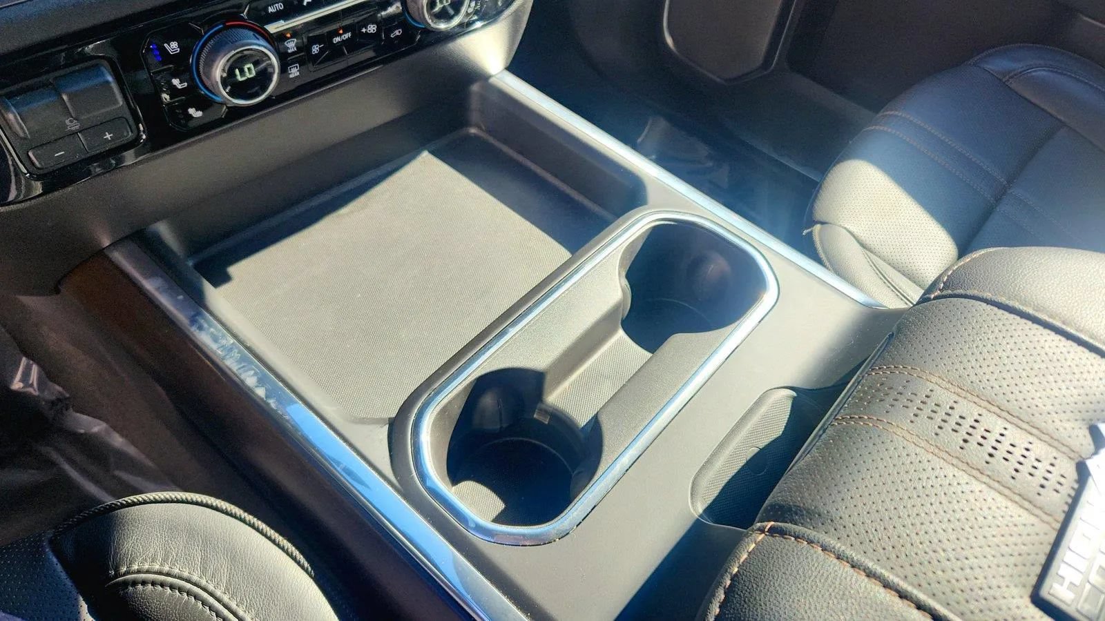 Used 2024 Chevrolet Silverado 2500 High Country w/ High Country Premium Package AWD/4WD image 14