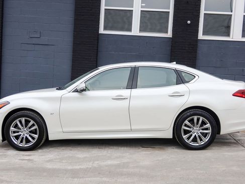 Used 2019 INFINITI Q70 Luxe image 5
