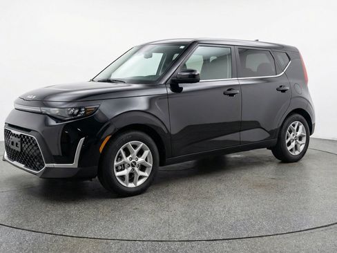 Used 2025 Kia Soul LX w/ LX Technology Package FWD image 3