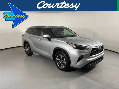 Used 2024 Toyota Highlander XLE FWD image 1