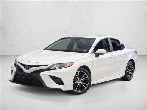 Used 2018 Toyota Camry SE image 1
