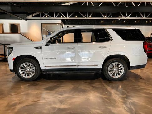 Used 2022 GMC Yukon SLT w/ SLT Premium Package image 2