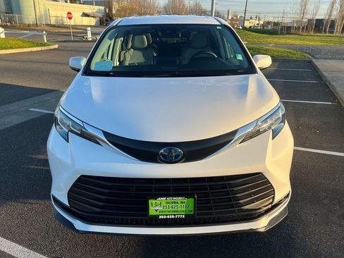 Used 2021 Toyota Sienna LE AWD/4WD image 8