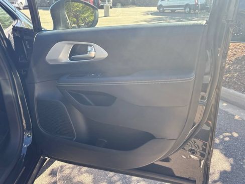Used 2023 Chrysler Pacifica Touring-L w/ S Appearance Package FWD image 33