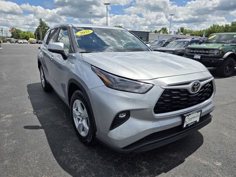 Used 2025 Toyota Highlander LE FWD image 1