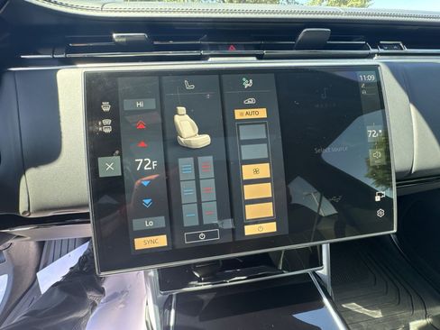 Used 2025 Land Rover Range Rover SE AWD/4WD image 20