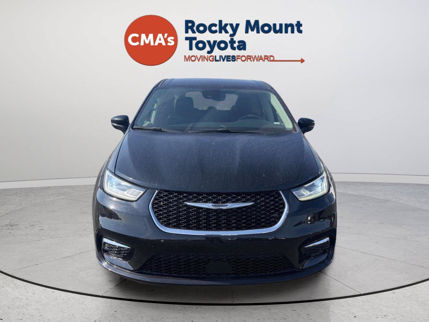 Used 2024 Chrysler Pacifica Touring-L FWD image 2