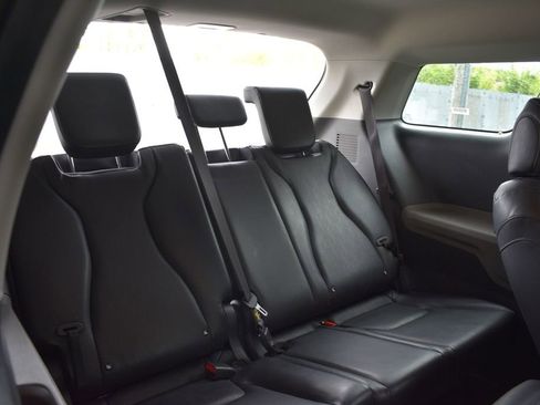 Used 2025 Kia Carnival FWD image 29