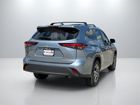Certified 2024 Toyota Highlander XLE image 5