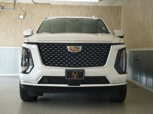 Used 2025 Cadillac Escalade Premium Luxury AWD/4WD image 2