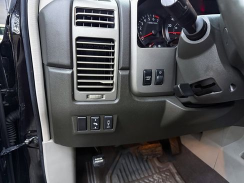 Used 2004 Nissan Titan LE w/ (NAV) Nissan Navigation Pkg image 14