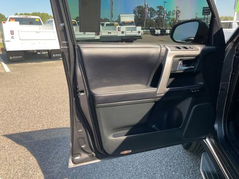 Used 2018 Toyota 4Runner Limited image 11