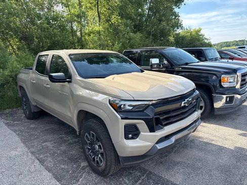 Used 2023 Chevrolet Colorado Z71 w/ Z71 Convenience Package 2 AWD/4WD image 3