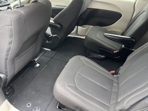 Used 2023 Chrysler Voyager LX image 15