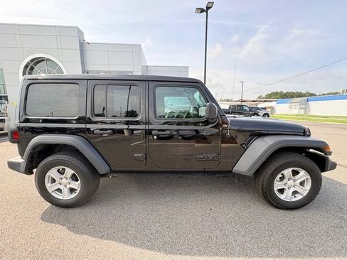 Used 2022 Jeep Wrangler Unlimited Sport w/ Sun And Sound Package AWD/4WD image 8