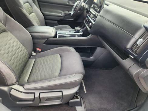 Used 2025 Nissan Pathfinder SV FWD image 13