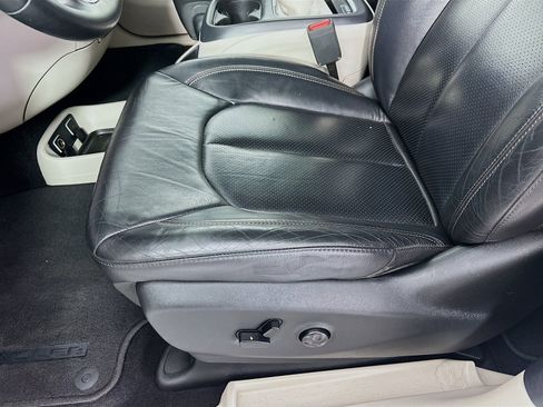 Used 2017 Chrysler Pacifica Touring-L Plus FWD image 19