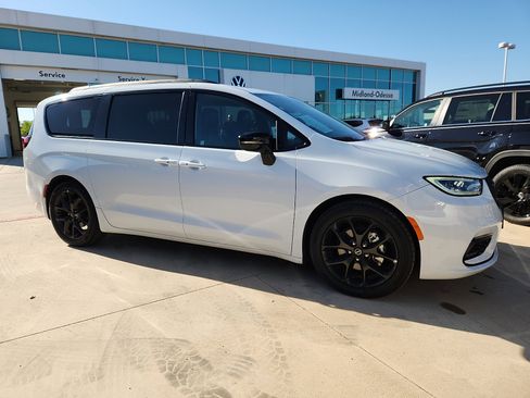 Used 2025 Chrysler Pacifica Limited FWD image 8