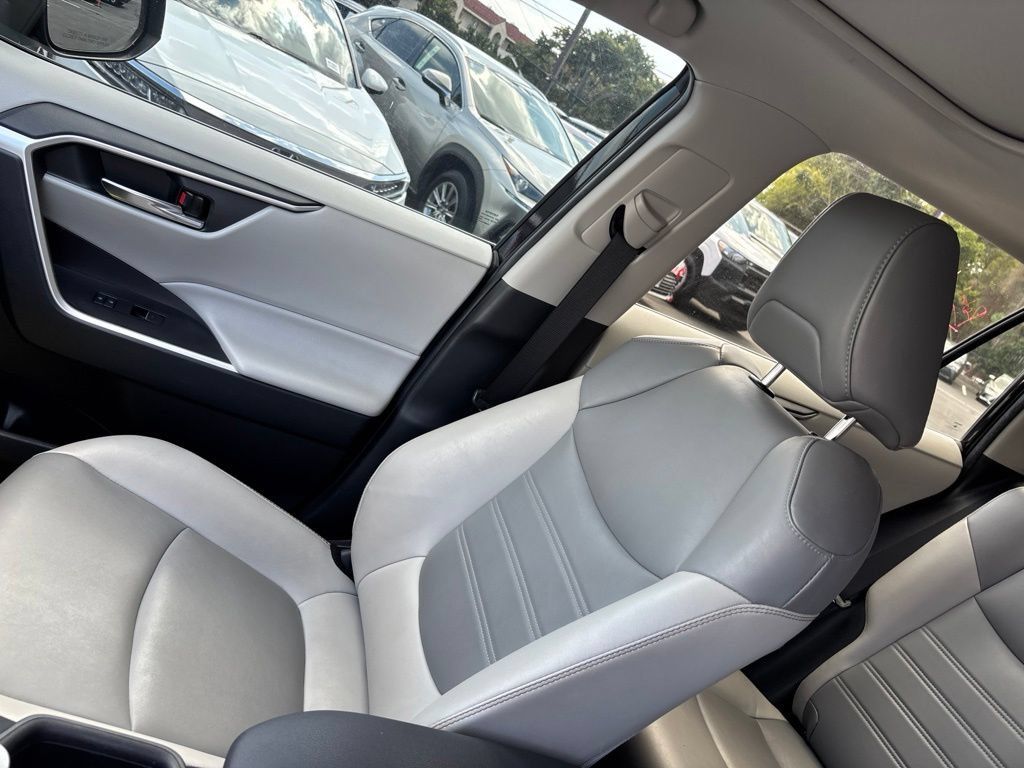 Used 2022 Toyota RAV4 XLE Premium FWD image 17