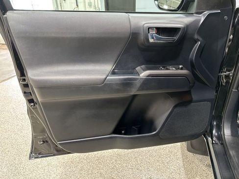 Used 2018 Toyota Tacoma TRD Sport image 13