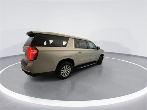 Used 2023 Chevrolet Suburban LT image 4