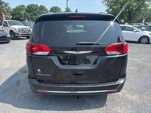 Used 2017 Chrysler Pacifica Touring-L FWD image 5