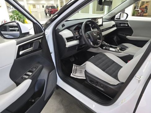 Used 2025 Mitsubishi Outlander SE FWD image 12