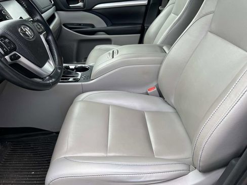 Used 2019 Toyota Highlander XLE image 24